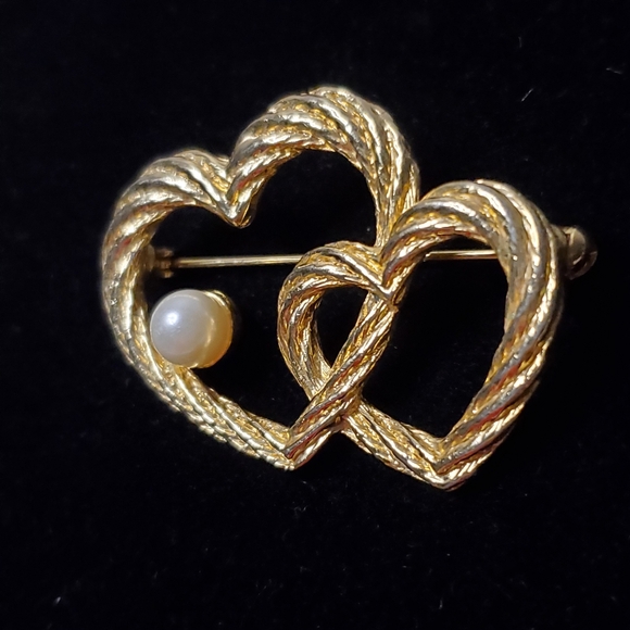 Vintage Signed AAI Goldtone Rope Hearts and Faux Pearl  Brooch/Pin - Picture 3 of 8